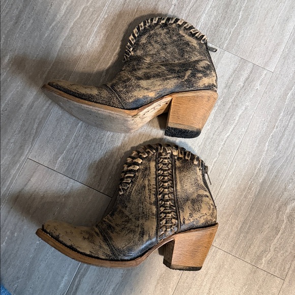 Circle G corral distressed leather heeled booties size 8 womens - Picture 2 of 4
